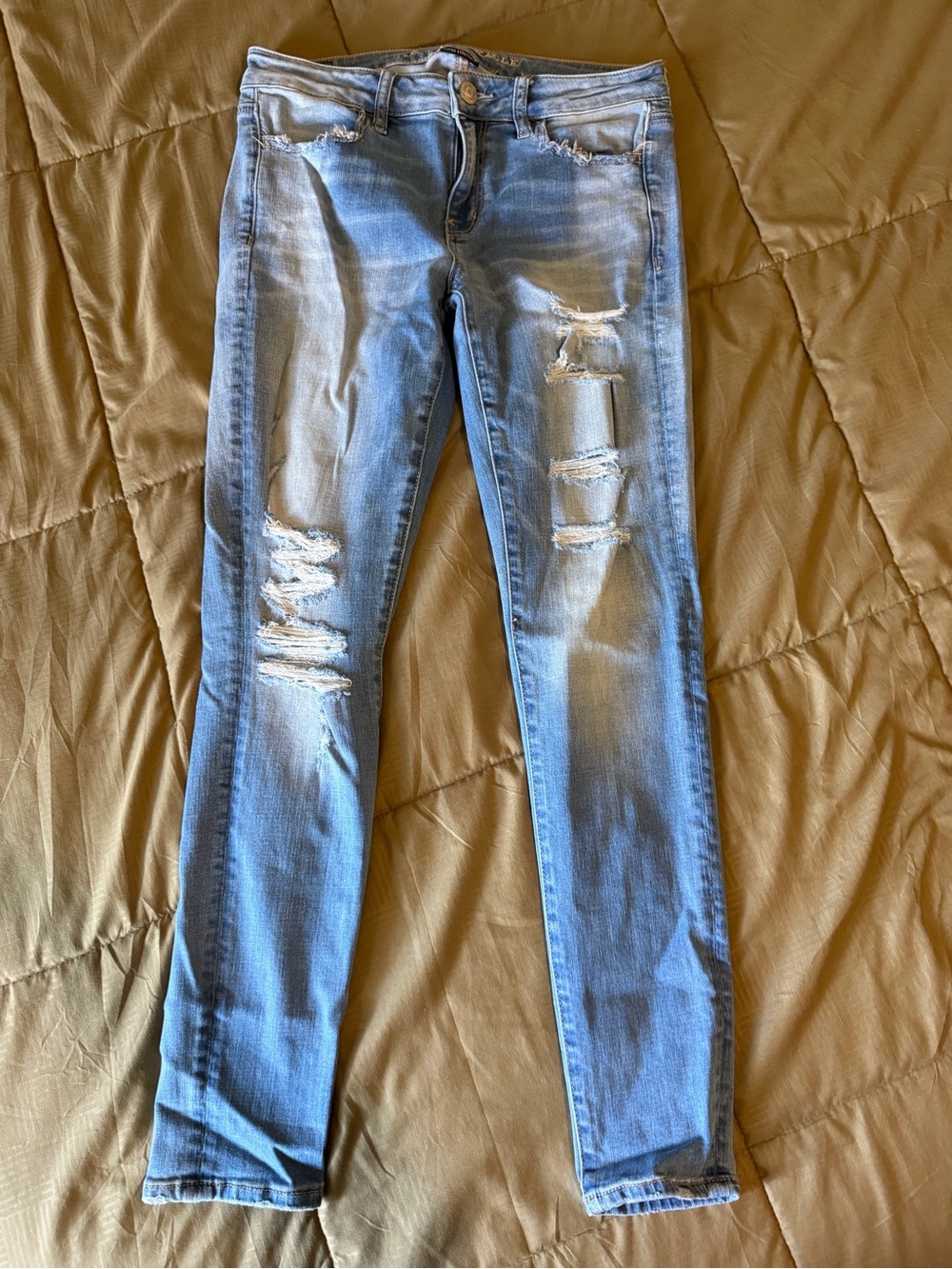 American Eagle: Light Blue Distressed Women’s Skinny Jeans
